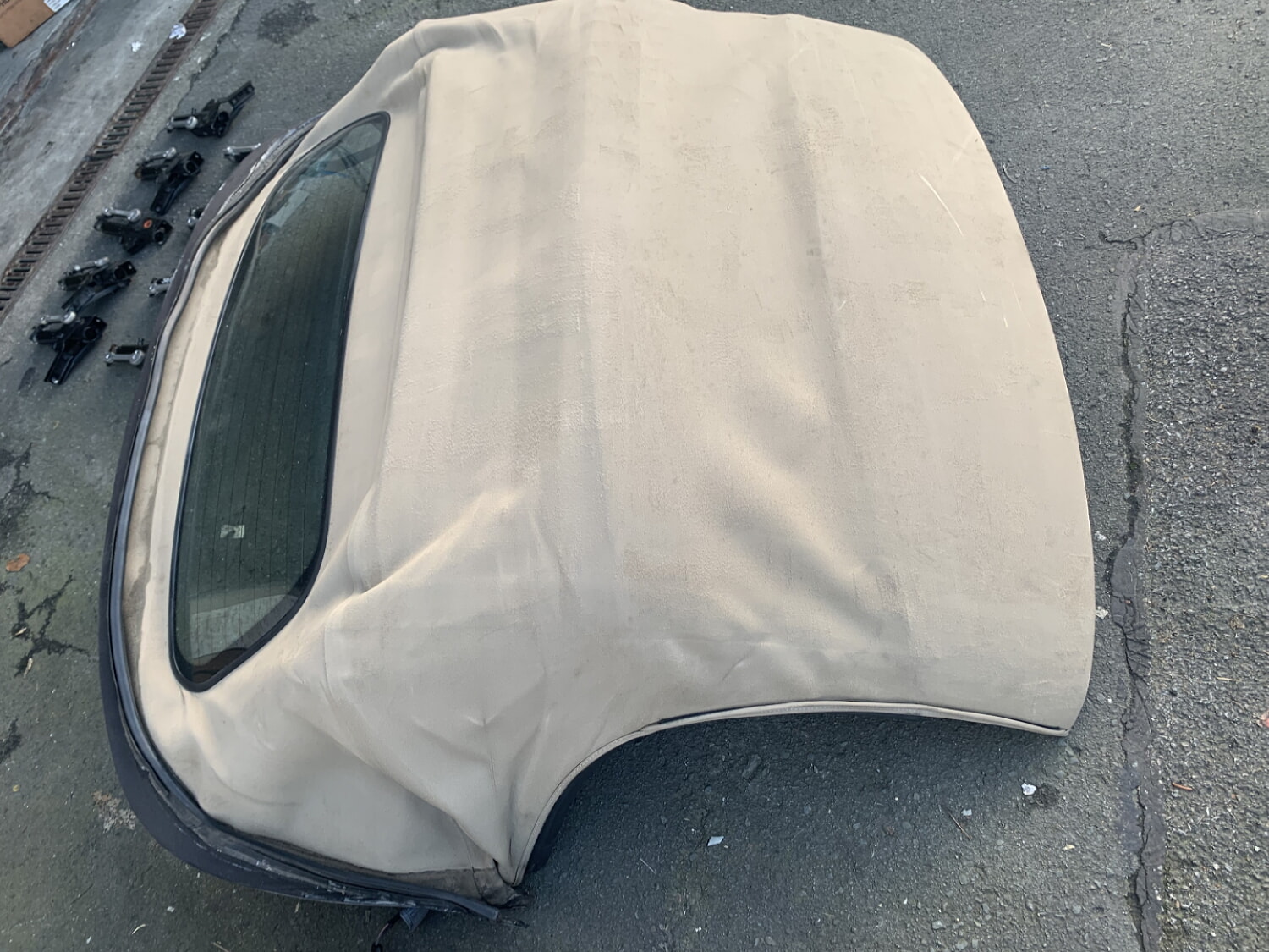 BMW Z4 E85 CABRİO UYUMLU TENTE ORJİNAL CAMI ÜZERİNDE TEMİZ BEJ RENGİNDE HATASIZ 