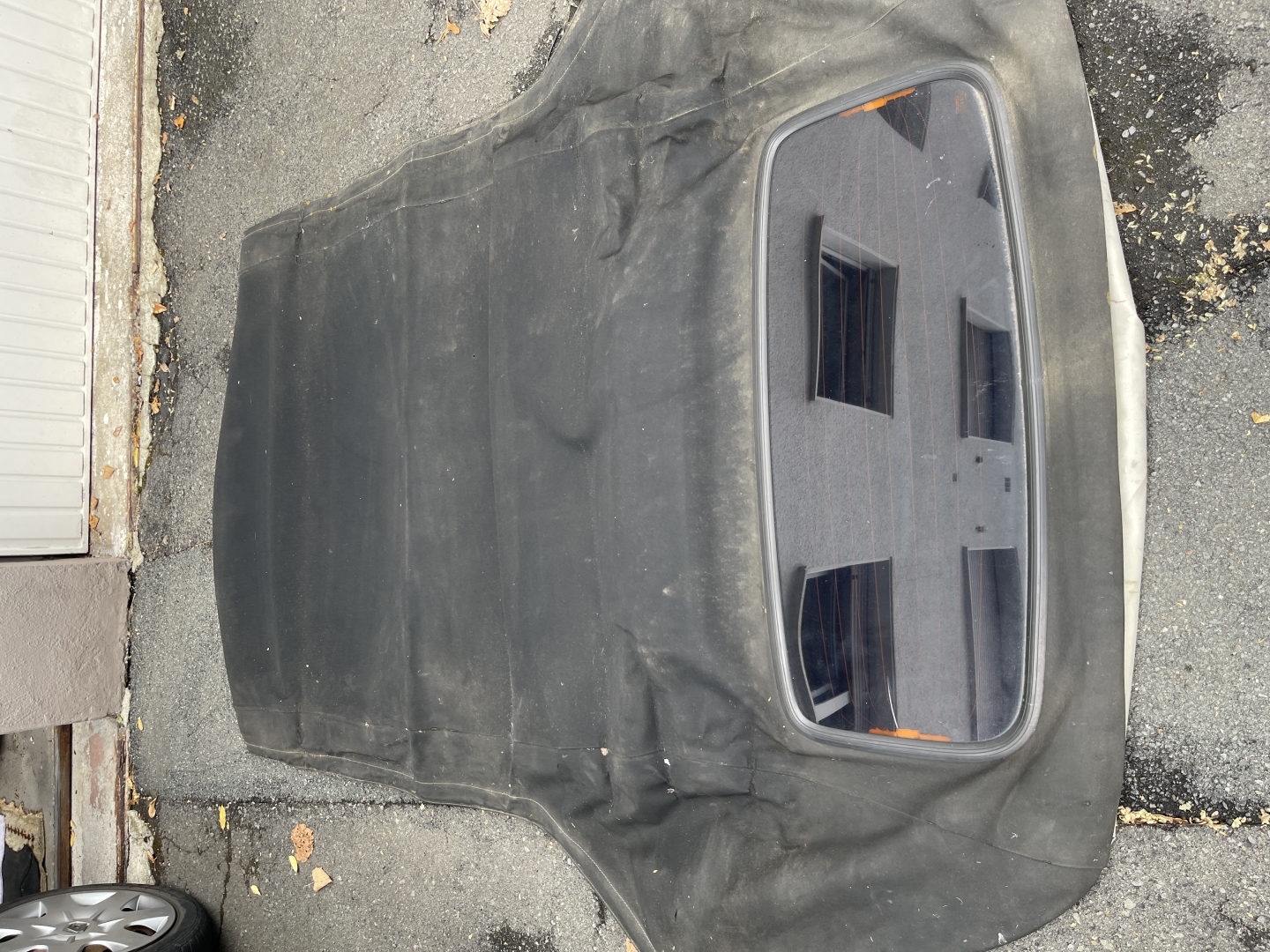 OPEL ASTRA F CABRİO UYUMLU ORJİNAL CABRİO TENTE BEZİ ORJİNAL CAMI ÜSTÜNDEDİR ÇIKMA TEMİZ 2 HATALI SİYAH RENK 